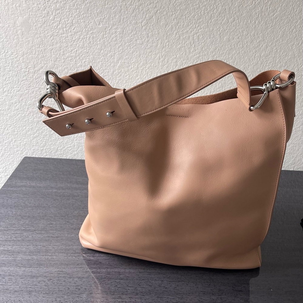 ALLSAINTS CAPTAIN LEATHER NORTH TOTE
SOUTH USED A FEW TIMES JUST LIKE BRAND NEW - Picture 11 of 11